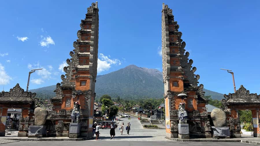 Bali: Besakih temple, Tukad Cepung waterfall, Penglipuran - Key details at a glance