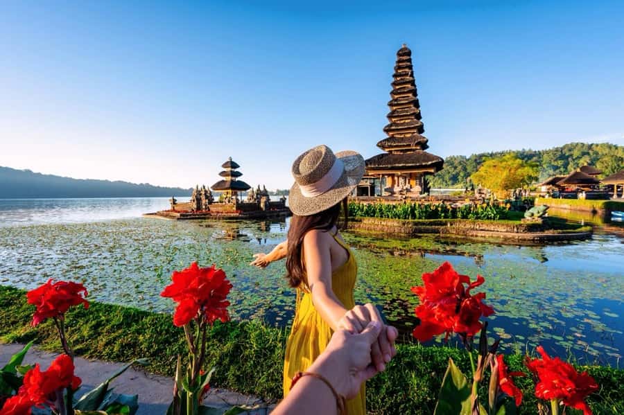 Bali: Lake Bratan, Handara Gate, Waterfall & Swing Tour - Ulun Danu Beratan and the first lake views