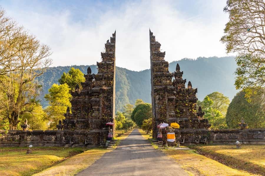 Bali: Lake Bratan, Handara Gate, Waterfall & Swing Tour - Lunch is flexible, but not included