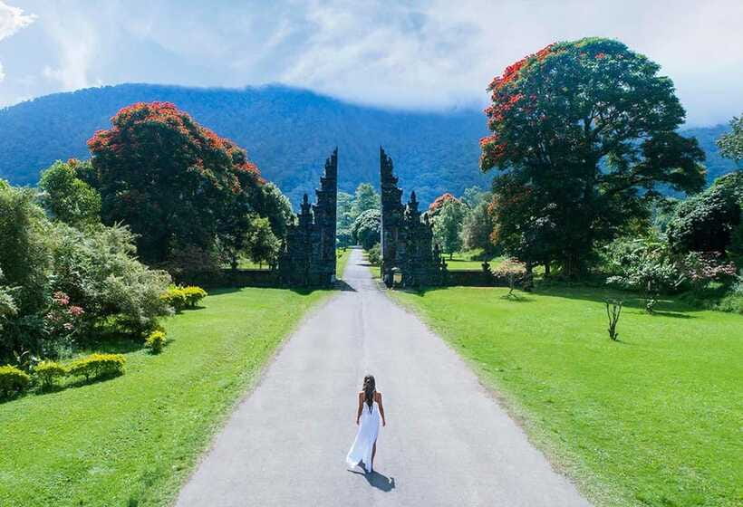 Bali: Lake Bratan, Handara Gate, Waterfall & Swing Tour - Wanagiri Hidden Hills and the two-lake view