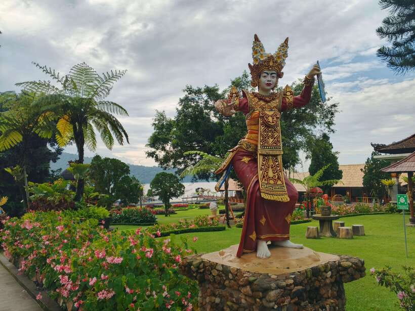 Bali: Lake Temple, Jatiluwih Rice Terrace & Waterfall Tour - What the private car changes