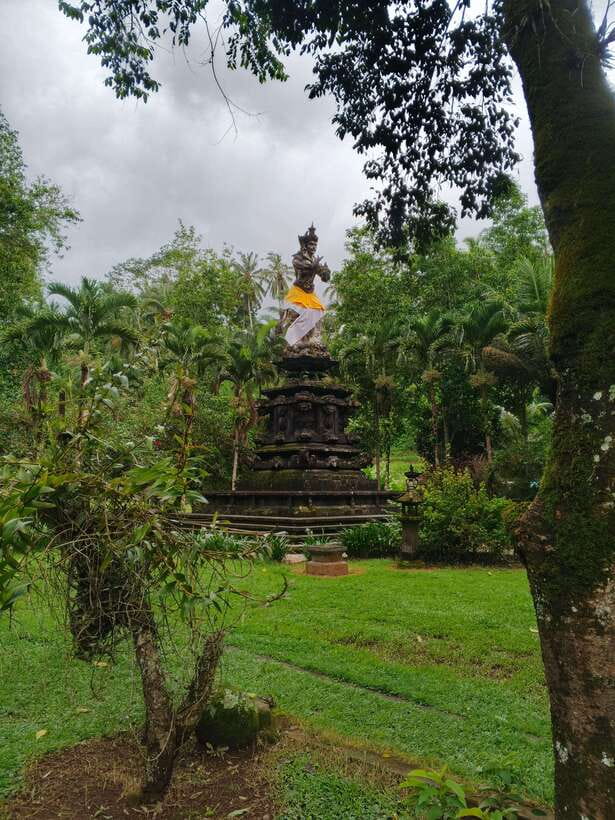 Bali: Rice terrace, Waterfall, and water Temple Day Tour - Kanto Lampo and its stone ledges