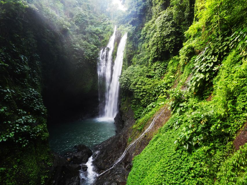 Bali: Sambangan Waterfalls Trekking, Sliding, & Jumping Trip - Small groups and help with photos
