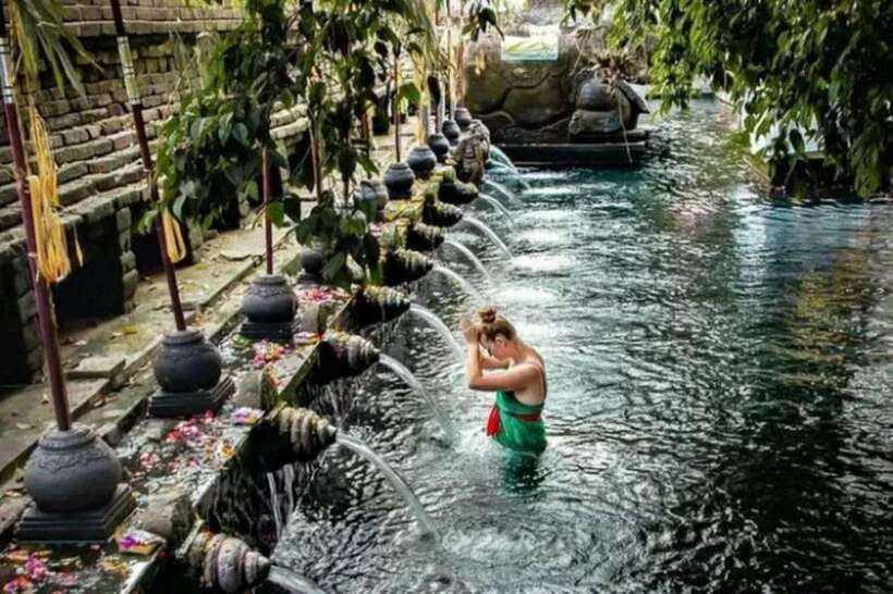 Bali: Ubud Monkey Forest, Waterfall, and Rice Terrace Tour - Walking the Tegalalang Rice Terrace