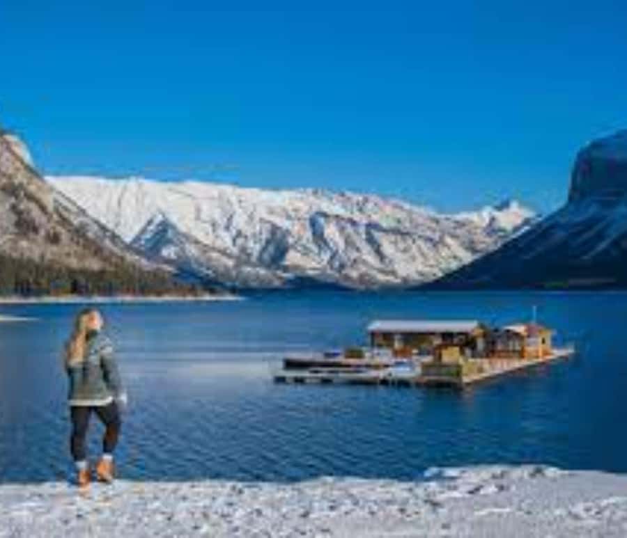 Banff: Gondola, Hot Springs, Bow falls & Three lakes tour - Lake Louise: start with Banff’s famous postcard