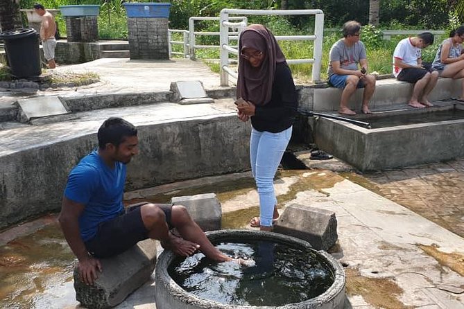 Batu Caves,Waterfalls and Hot Springs Tour With Lunch - Batik shows a practical Malaysian craft