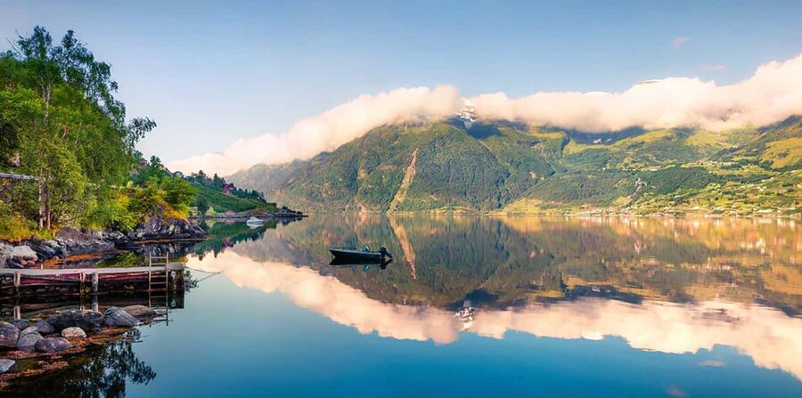 Bergen: Hardangerfjord & Waterfalls Bus Tour with Apple Pie - Crossing Kvamskogen and reaching Hardangerfjord
