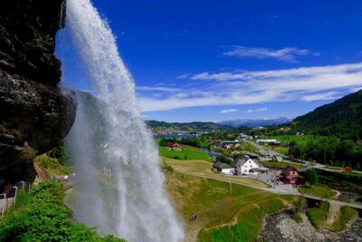 Bergen: Hardangerfjord & Waterfalls Bus Tour with Apple Pie