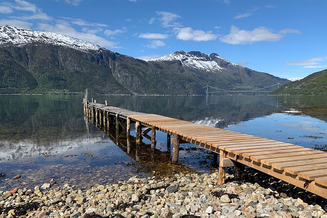 Bergen: Hardangerfjord, Waterfalls, Culture & Apple pie - Fossen Bratte and the old road beside the falls