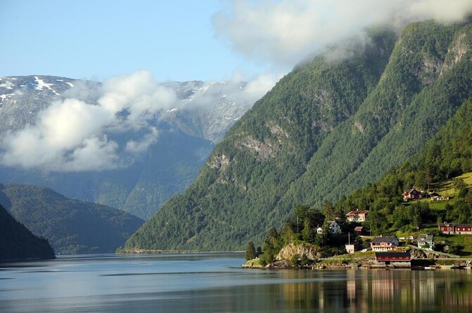 Bergen in a day, Guided tour: Old Town, Waterfalls & Waffles - At a glance