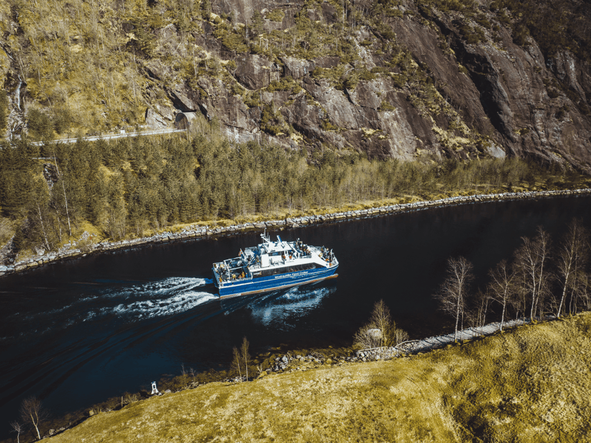 Bergen: Mostraumen Fjord & Waterfall Cruise - Choosing between the cabin and the decks