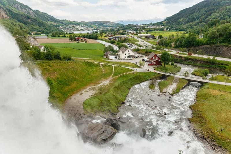 Bergen: Old Town and Waterfalls Guided Tour with Waffles - Fossen Bratte and the first waterfall stop