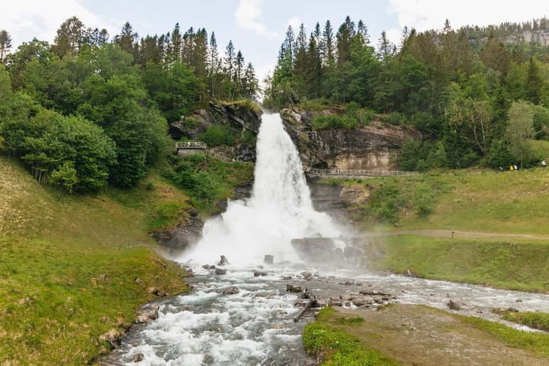 Bergen: Old Town and Waterfalls Guided Tour with Waffles - Returning to Bergen and exploring Bryggen