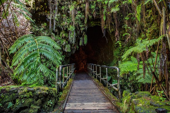 Big Island in a Day: Volcanoes Waterfalls Sightseeing and History - Akaka Falls and Rainbow Falls