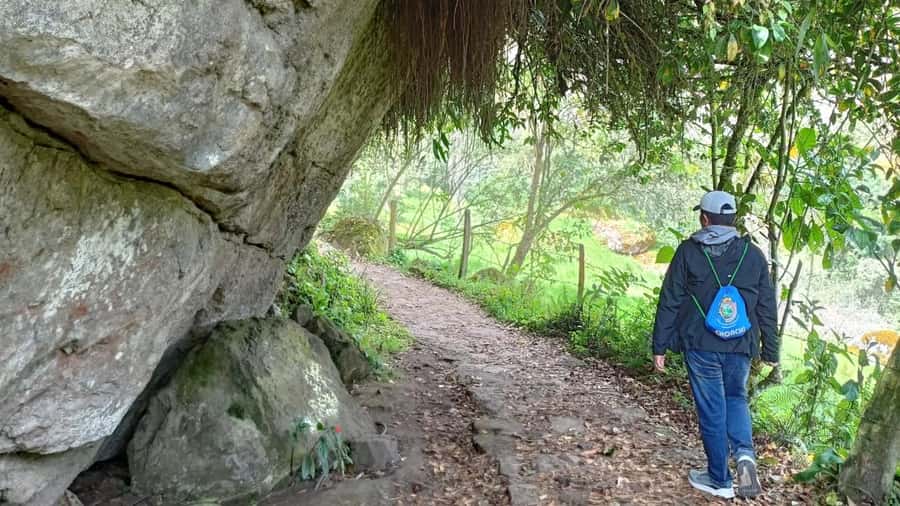 Bogota: La Chorrera Waterfall Guided Hike and Guadalupe Hill - Guides make the private format useful
