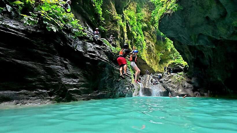 Cebu: Moalboal Sardine Run & Kawasan Falls Canyoneering - Entering the Kawasan Falls canyon