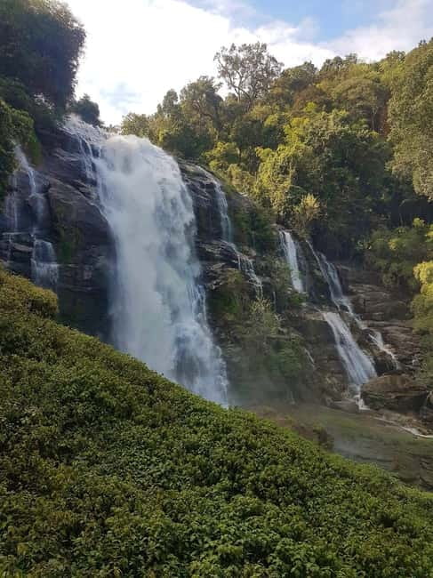 Chang Mai: Doi Inthanon Day Tour w/Waterfalls & Hilltribes - Hmong markets and local crafts