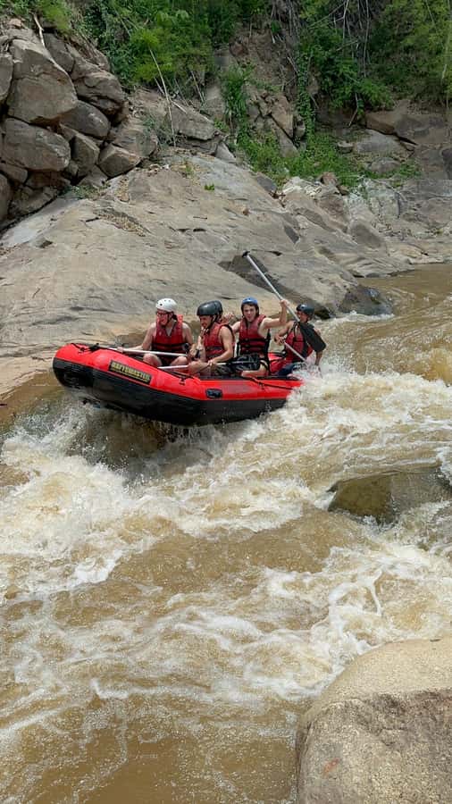 Chiang Mai: Sticky Waterfall and Rafting Day Trip - What the guides add to the day