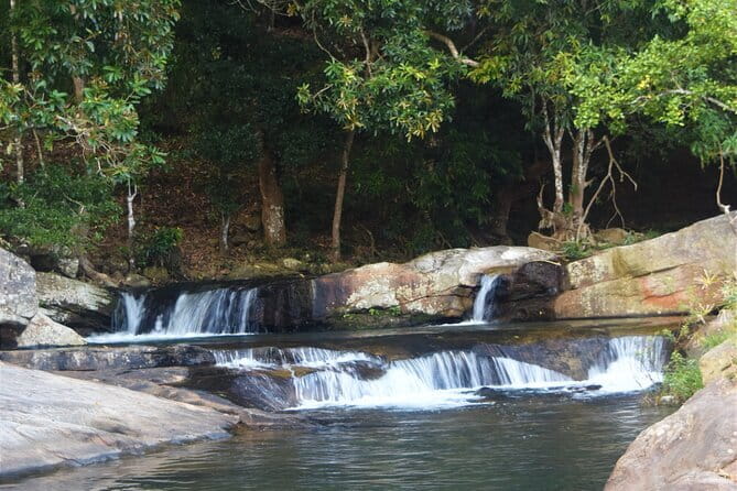 Diyaluma Waterfall and Natural Pool Bath With Lunch - Ravana Falls is a short final stop