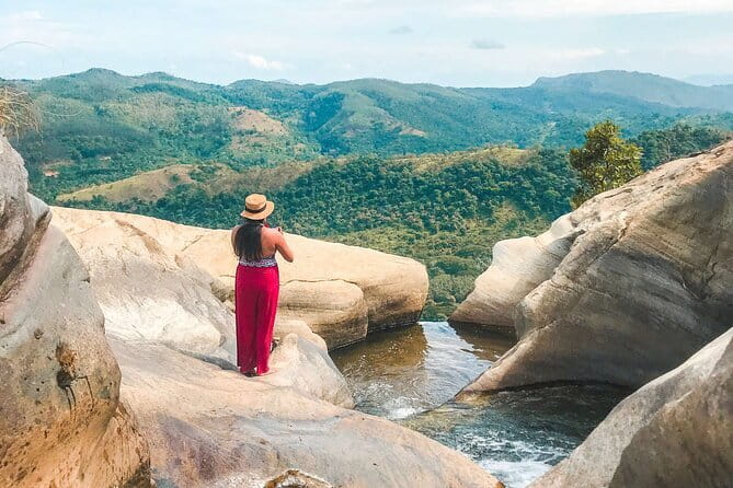 Diyaluma Waterfall & Natural Pool Bath. - A guide who helps with more than directions