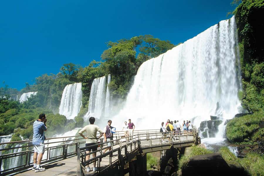 Explore Iguazu Falls in Brazil: An Unforgettable Experience - The Rodovia das Cataratas and the park arrival