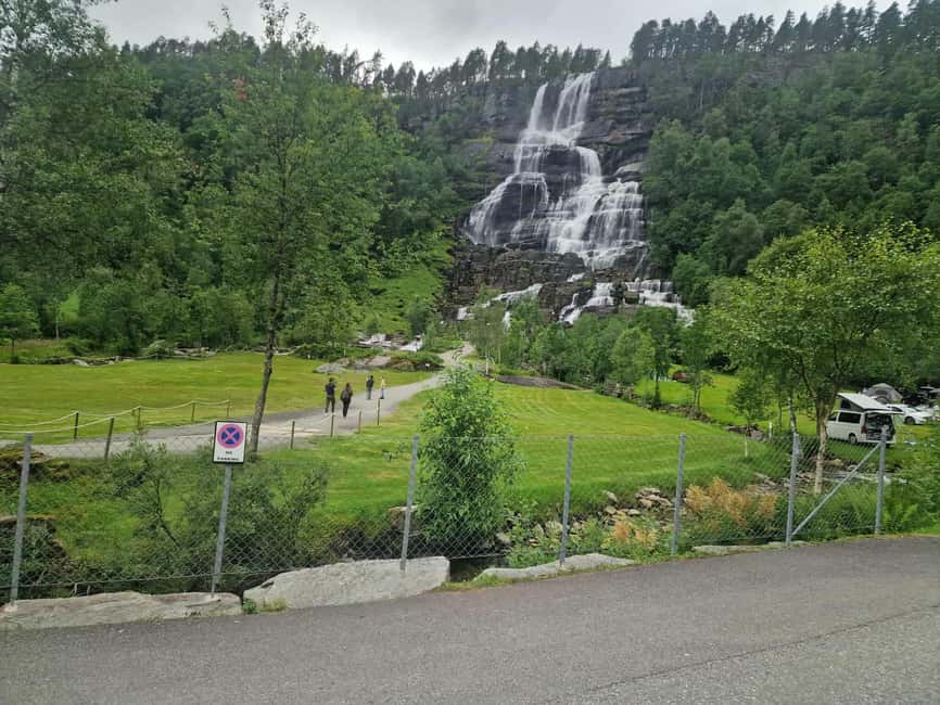 Flåm: Tvinde Waterfalls, Stalheimskleiva Hike & Gudvangen - Walking the 14 bends of Stalheimskleiva