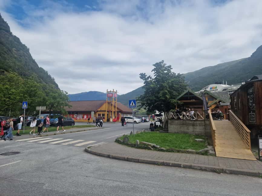Flåm: Tvinde Waterfalls, Stalheimskleiva Hike & Gudvangen - The twin waterfalls at Stalheim