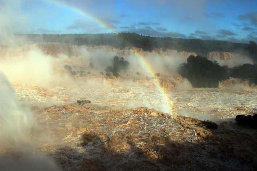 Foz do Iguaçu: Brazil/Argentina Sides Iguazu Falls Day Tour - Argentina first: trails, spray, and Devil’s Throat