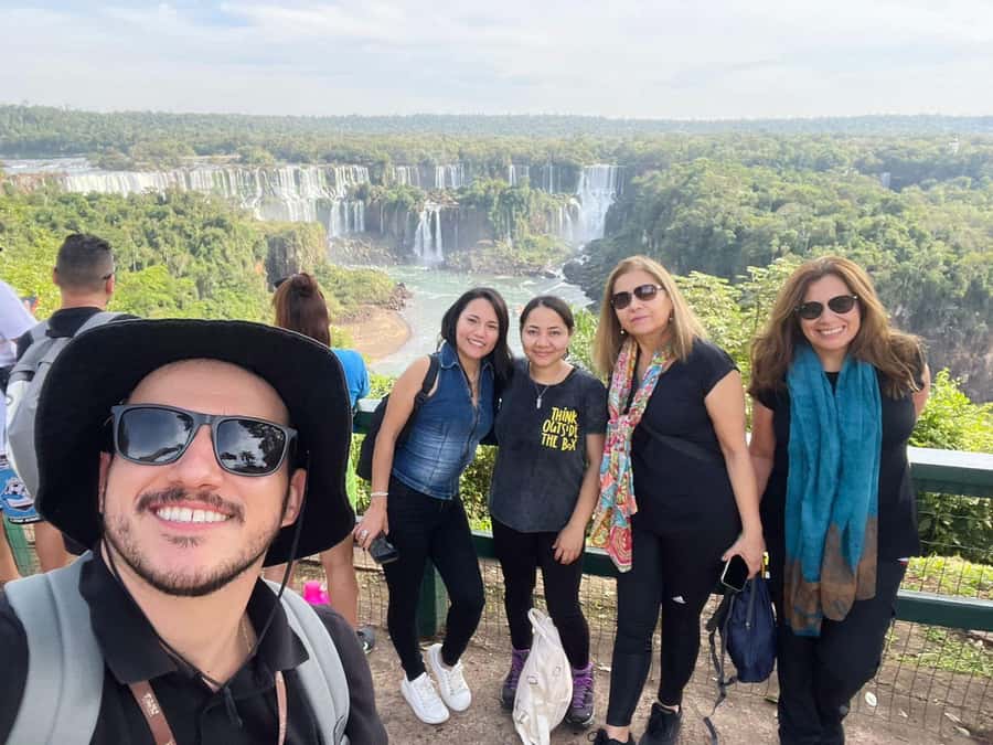 Foz do Iguaçu: Brazil/Argentina Sides Iguazu Falls Day Tour - Guides make the cross-border day work
