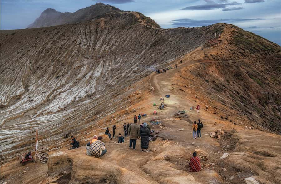 From Bali: Bromo, Ijen, & Tumpak Sewu Waterfall 3-Day Tour - Ijen Crater and the 1.5-hour uphill walk