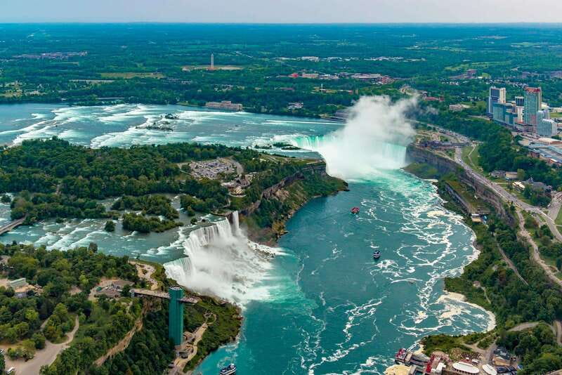 From Montreal: Toronto, Niagara Falls & 1000 Islands Tour - Thousand Islands: mansions, channels, and a boat-level view