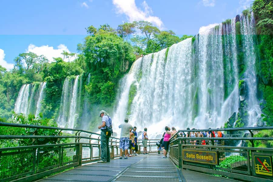 From Puerto Iguazu: Argentinian Iguazu Falls with Ticket - What the guide adds to the day