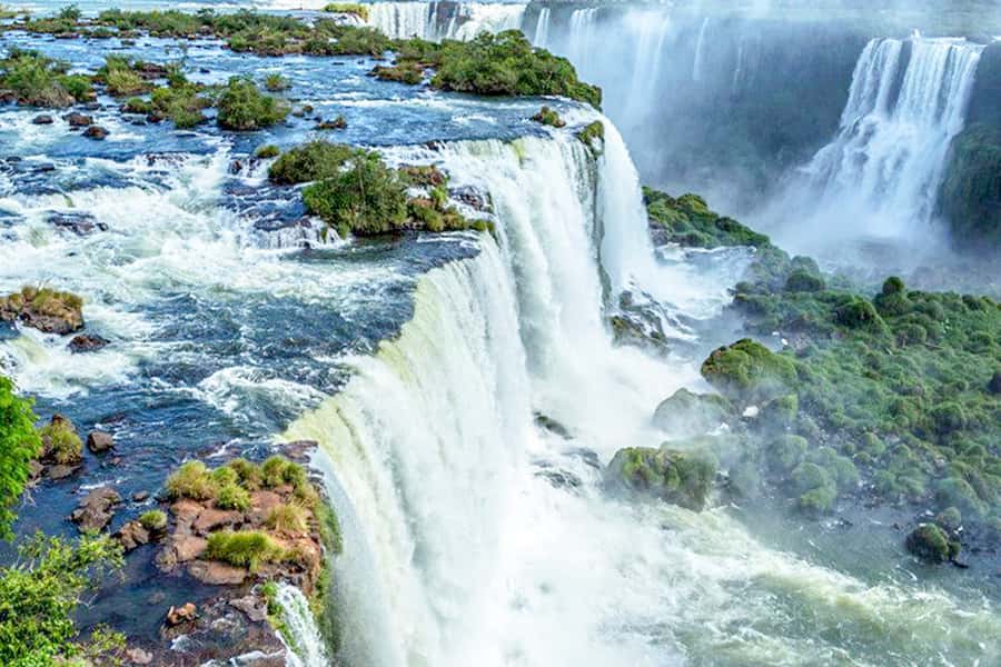 From Puerto Iguazu: Brazilian Side of the Falls with Ticket - The 1-kilometer trail and the first big views