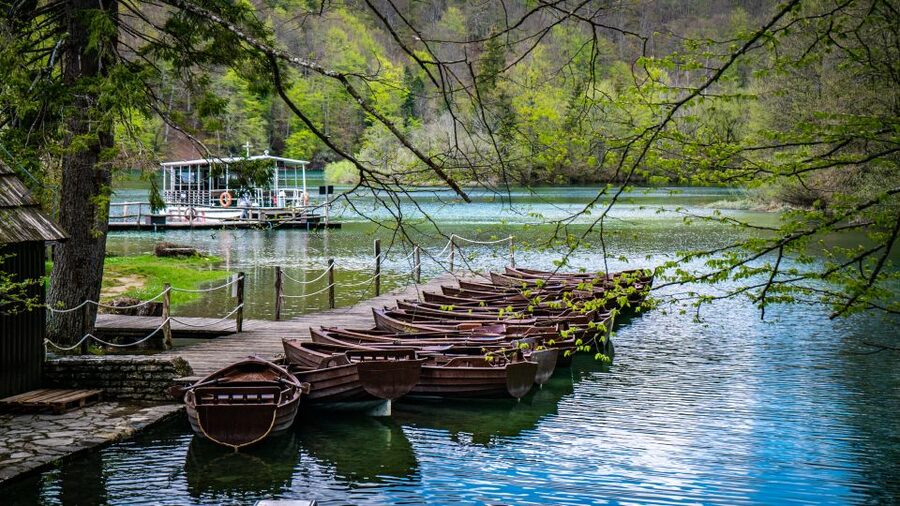 From Split/Trogir/Omiš: Plitvice Lakes Guided Group Tour - The best season for this day trip