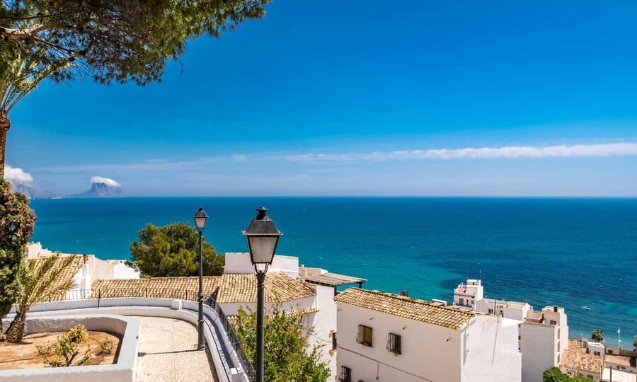 From Valencia: Trip to Guadalest, Altea, and entry to the Algar Waterfalls - Guide quality and the bilingual format
