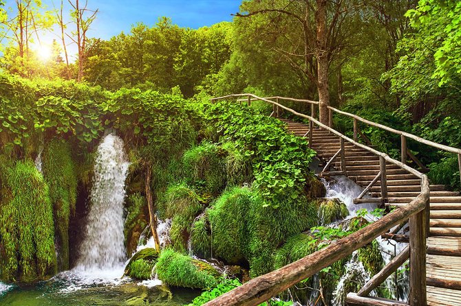 From Zagreb: Plitvice Lakes guided tour - Lunch, food, and an extra stop