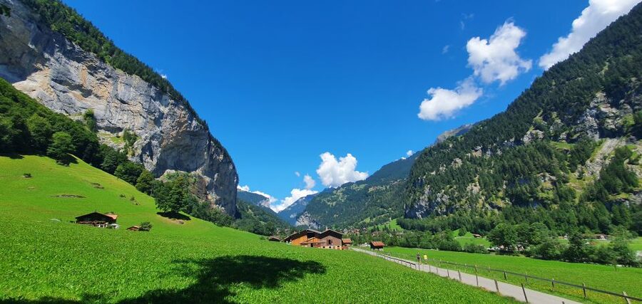 From Zurich: Waterfalls Valley & Aareschlucht Gorge Day Tour - Entering Lauterbrunnen, the valley of 72 waterfalls