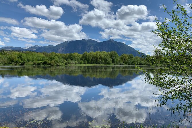 Guided forest hike to Seattle waterfalls incl. Snoqualmie Falls - Borst Lake and the Mount Si reflection