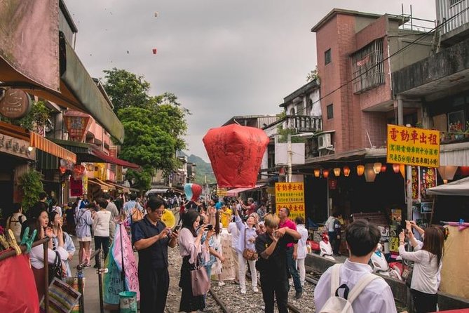 Half Day Private Tour to Jiufen, Shifen Waterfall & Pingxi Sky Lantern - What the guides add to the day