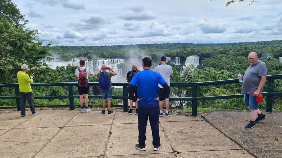 Iguassu Waterfalls: 1 Day Tour Brazil and Argentina's sides - The guides make or break a packed schedule
