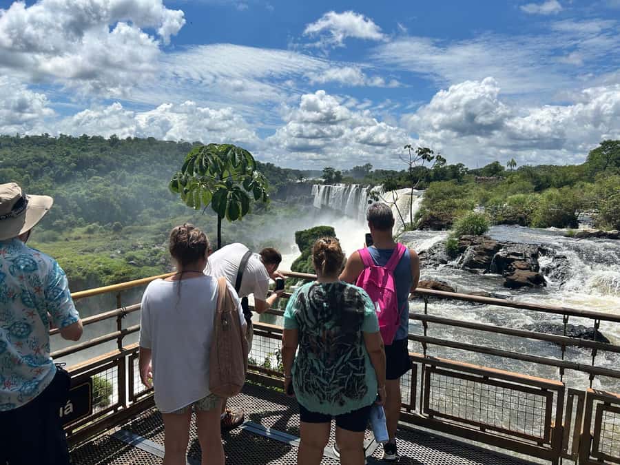 Iguassu Waterfalls: 1 Day Tour Brazil and Argentina's sides - Crossing into Argentina with help from the guide