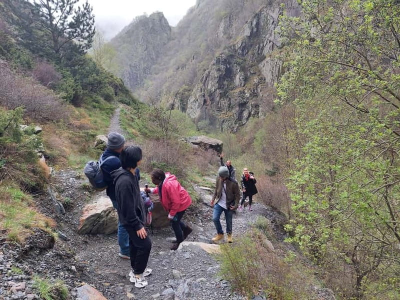 Kazbegi: Gveleti Waterfall Guided Hike - Reaching Gveleti Waterfall