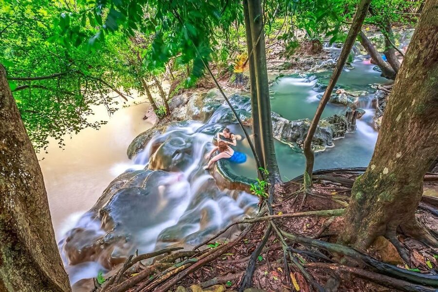 Krabi: Emerald Pool and Hot Springs Waterfall Half-Day Trip - Why the Emerald Pool looks green
