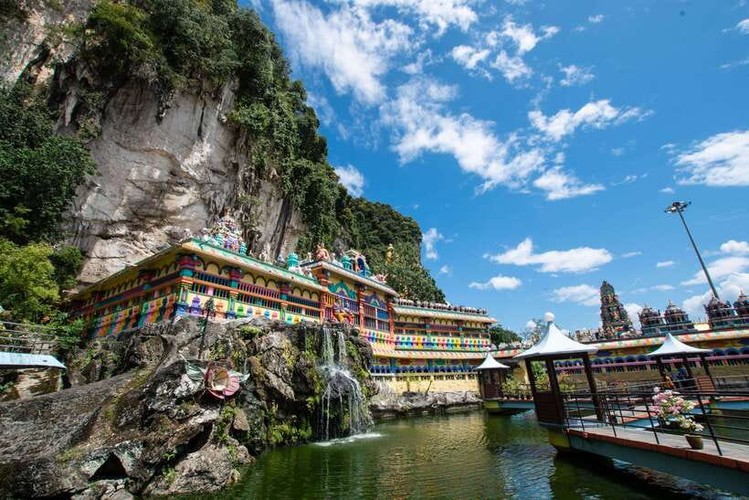 Kuala Lumpur: Batu Caves, Ramayana Caves & Kanching Falls - How the guide affects the experience