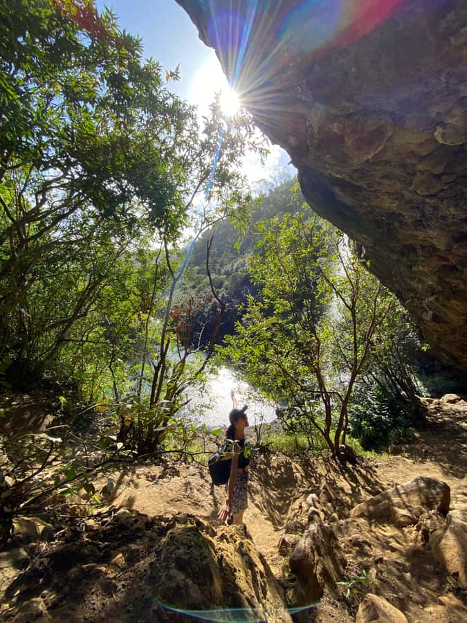 Mauritius Natirel : 7 cascades valley waterfall discovery - Going down through trees and wet ground