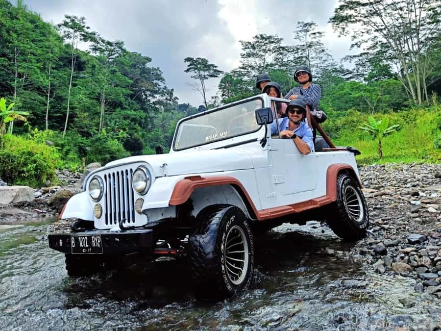 Merapi Volcano 4WD Jeep Tour and Kedung Kayang Waterfall - Lunch between the waterfall and volcano