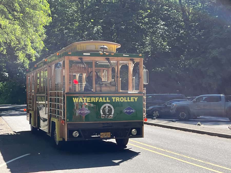 Multnomah Falls: Waterfall Corridor Hop-On Hop-Off Trolley - Corbett and Crown Point set the scene
