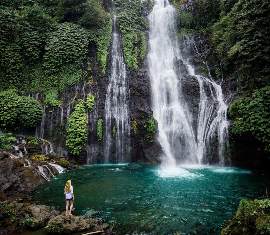 Munduk: Twin Lakes Jungle Hike with Lake Canoe and Waterfall - Walking from Tamblingan toward Buyan