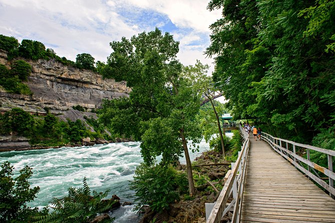 Niagara Falls Canada 3-Hour Tour w/Boat & Behind the Falls - How the timing and group size shape the day