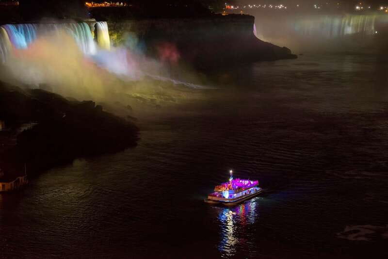 Niagara Falls, Canada: Evening Fireworks Cruise - Boarding the deluxe catamaran